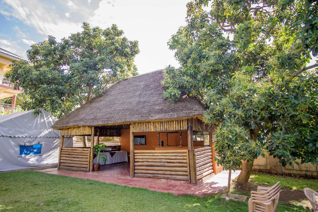 Askay Hotel Suites Entebbe Extérieur photo